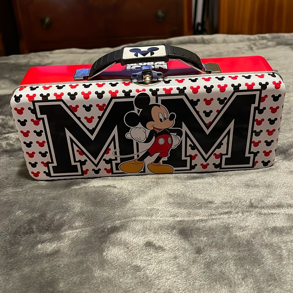 NWT’s Mickey Mouse global icon tin toolbox- w/black plastic handle